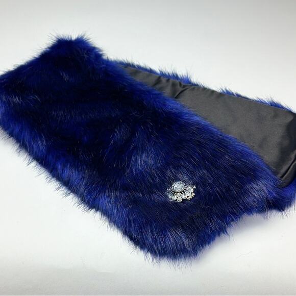 Blue‎ faux fur neck scarp wrap with broach snap closure - Picture 5 of 5